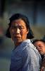 סבתא סינית מגדלת הנכד  תוך כדי עבודה בשדות האורז